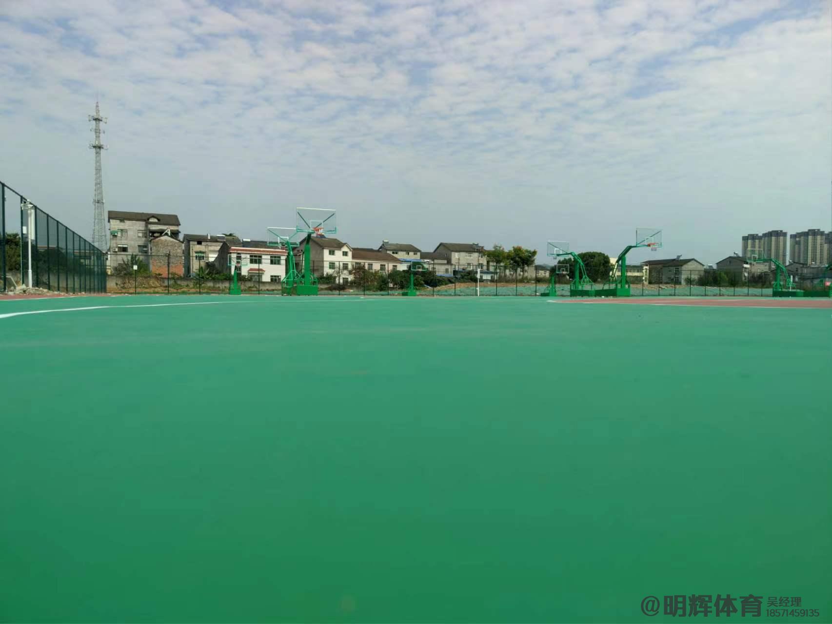 仁布硬地丙烯酸球场的优缺点